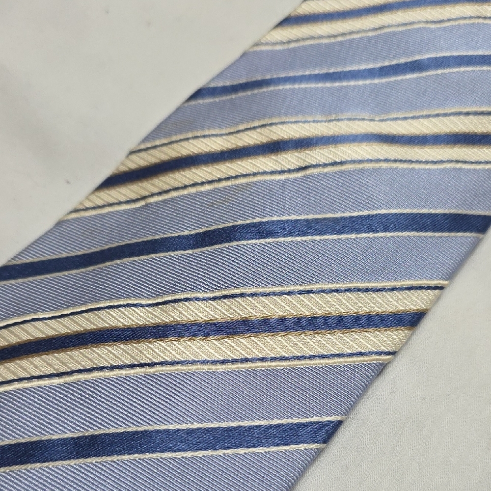 Banana Republic Blue and Cream Striped Tie